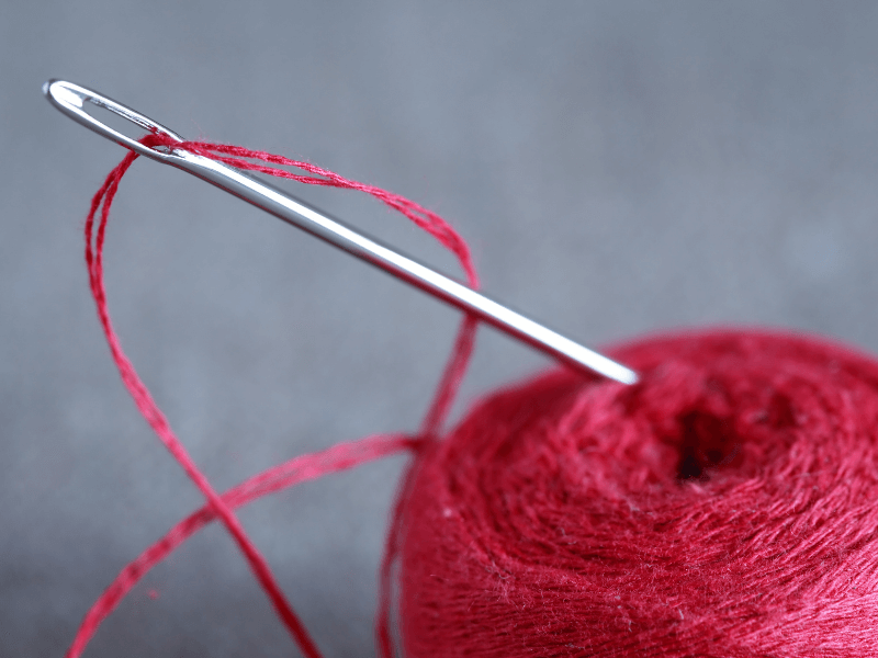 מחט וחוט אדום